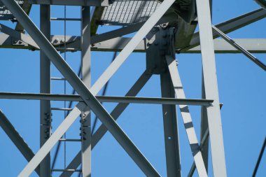 Mavi gökyüzüne karşı yüksek voltajlı elektrik yalıtımının bir parçası..