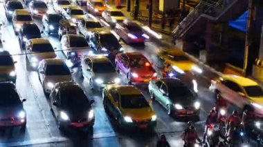 Gece boyunca trafikte Bangkok, Tayland.