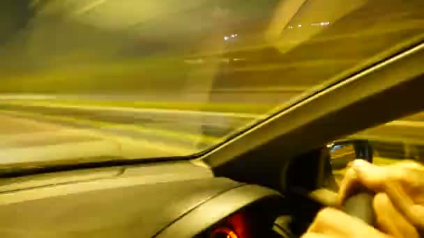 Rijden 's nachts met camera in de auto. — Stockvideo