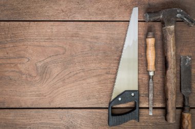 Ahşap masa arka plan üzerinde birçok araç.