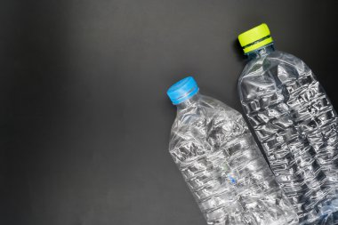 Boş Plastik şişeleri geri dönüştürülebilir atık vardır.