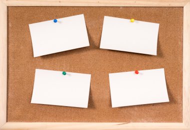 Boş kağıtlar cork tahtasında pin.