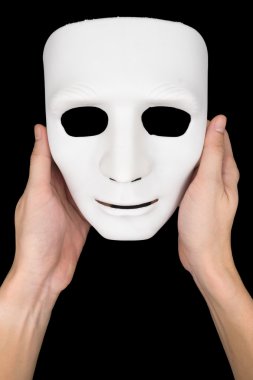 Siyah arka plan üzerine beyaz maske holding eller.