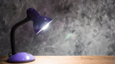 Duvar arka plan ile ahşap masa lambası. Metniniz için boş alan.