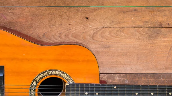 Bovenaanzicht werkruimte met akoestische gitaar op houten tafel achtergrond. Vrije ruimte voor uw tekst. — Stockfoto