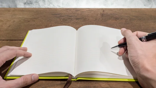 Manos con la escritura de la pluma en el cuaderno . —  Fotos de Stock