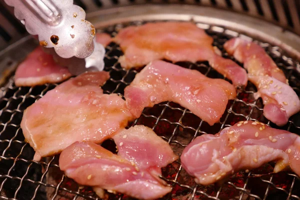 Varkensvlees barbecue op hete kolen. Dit soort voedsel is een Koreaanse of Japanse BBQ-stijl. — Stockfoto