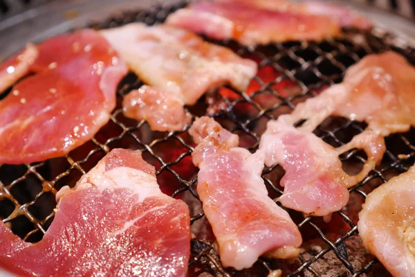 猪肉在火炭上烤。这种食品是韩国或日本烧烤的风格. — 图库照片