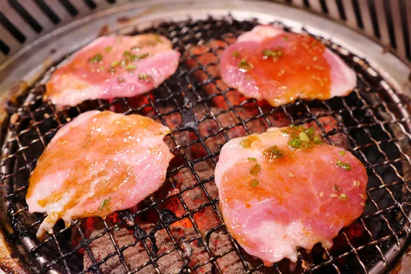 猪肉在火炭上烤。这种食品是韩国或日本烧烤的风格. — 图库照片