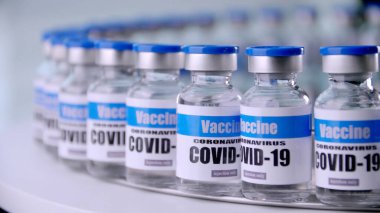 Laboratuvarda Covid-19 aşısı için cam şişeler. Bir grup Coronavirus aşı şişesi. Ampuller halinde ilaç.