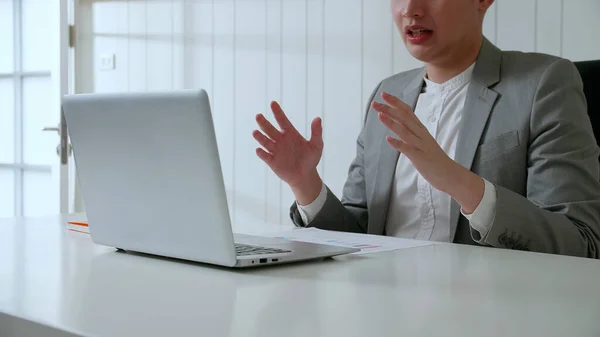 Geschäftsmann Sitzt Mit Tisch Büro Hat Ein Videotelefonat Gestikuliert Die — Stockfoto