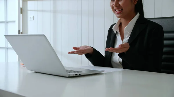 Mujer Negocios Sienta Mesa Oficina Tiene Una Reunión Videollamada Gestos — Foto de Stock