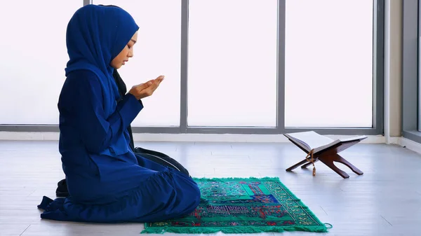 Jeune Femme Musulmane Dans Hijab Prie Glorifier Allah Pratiquer Foi — Photo