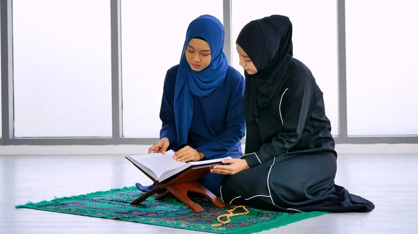 Två Muslimska Asiatiska Kvinnor Som Bär Traditionell Hijab Reciterar Böner — Stockfoto
