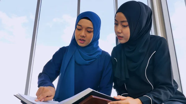 Två Muslimska Asiatiska Kvinnor Som Bär Traditionell Hijab Reciterar Böner — Stockfoto