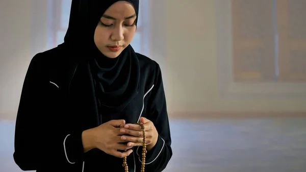 Ázsiai Muszlim Fiatal Fekete Hagyományos Hidzsáb Imádkozik Iszlám Gyöngyök Mecset — Stock Fotó
