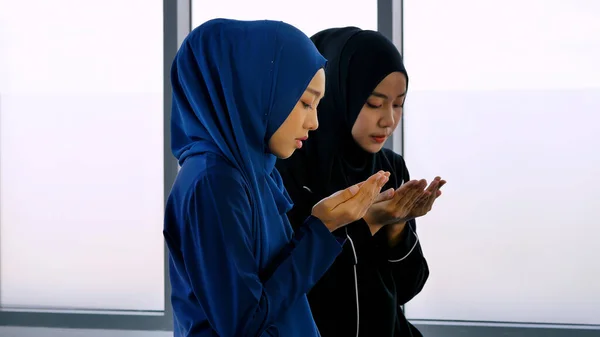 Två Asiatiska Muslimska Unga Kvinnor Traditionell Hijab Ber Prisa Allah — Stockfoto