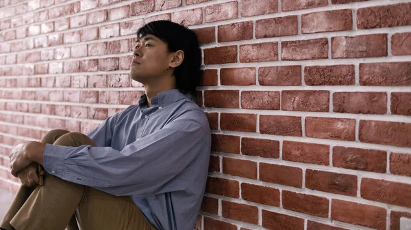 Mladý Muž Depresi Sedí Podlaze Zdi — Stock fotografie