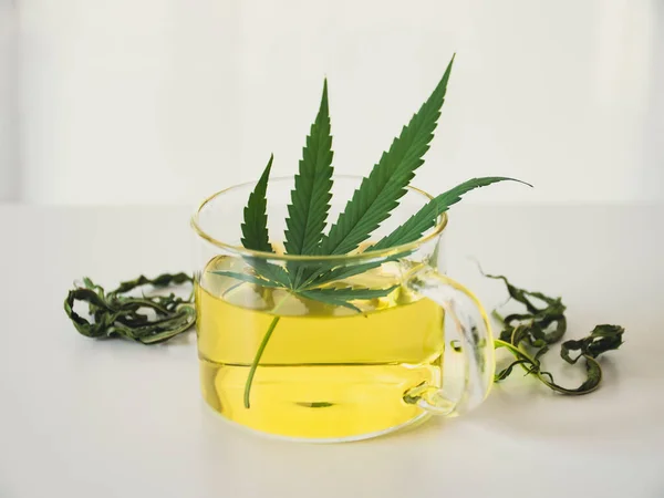 Verre Thé Marijuana Chaud Sur Table Tisane Cannabis Avec Feuilles — Photo