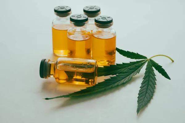 Huile Cannabis Dans Les Flacons Avec Une Feuille Verte Sur — Photo