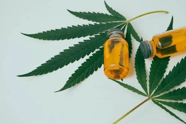 Huile Cannabis Dans Les Flacons Avec Des Feuilles Vertes Sur — Photo