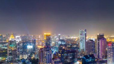 widok na panoramę Bangkoku w nocy.
