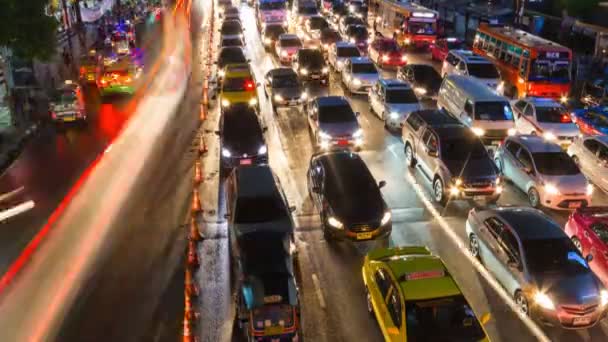 Central bangkok at ratchaprasong road.traffic im Berufsverkehr in der Nacht, Thailand — Stockvideo