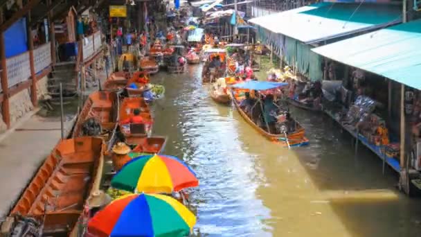 Schwimmende Bootsmarkt beliebte Touristenattraktion in Damnoen Saduak, Thailand — Stockvideo