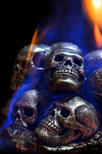 Brinnande dödskallar på svart bakgrund — Stockfoto