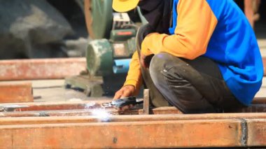 Kaynak, taşlama, metal sektöründe kesme çelik işçileri