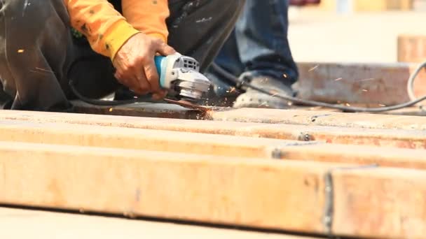 Trabajadores del acero soldadura, molienda, corte en la industria del metal — Vídeos de Stock