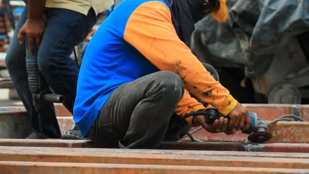 Trabajadores del acero soldadura, molienda, corte en la industria del metal — Vídeos de Stock