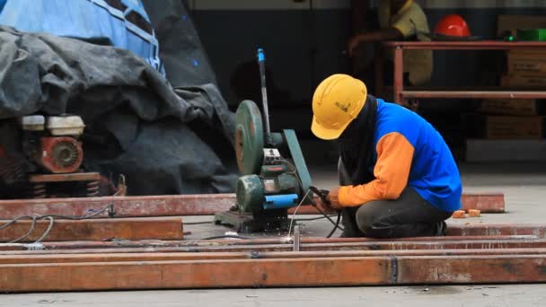 Trabajadores del acero soldadura, molienda, corte en la industria del metal — Vídeo de stock