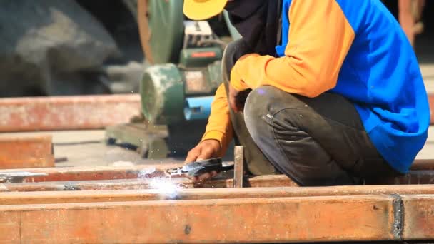 Trabajadores del acero soldadura, molienda, corte en la industria del metal — Vídeos de Stock