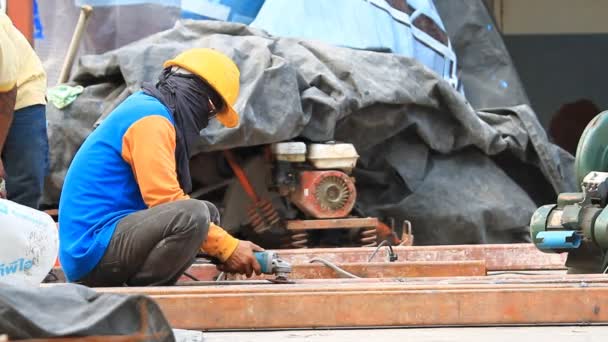 Trabajadores del acero soldadura, molienda, corte en la industria del metal — Vídeos de Stock