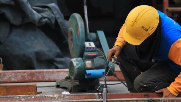 Aço trabalhadores de soldagem, moagem, corte na indústria de metal — Vídeo de Stock