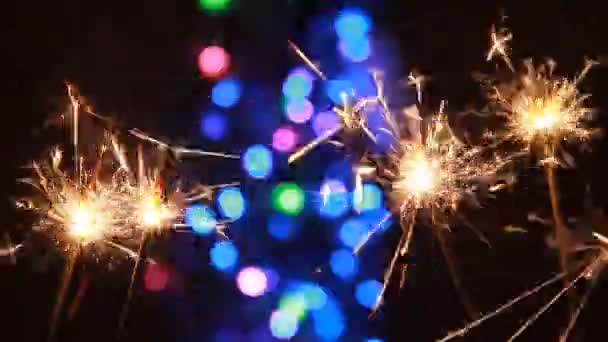 Wunderkerze und Bokeh Lichter Hintergrund — Stockvideo