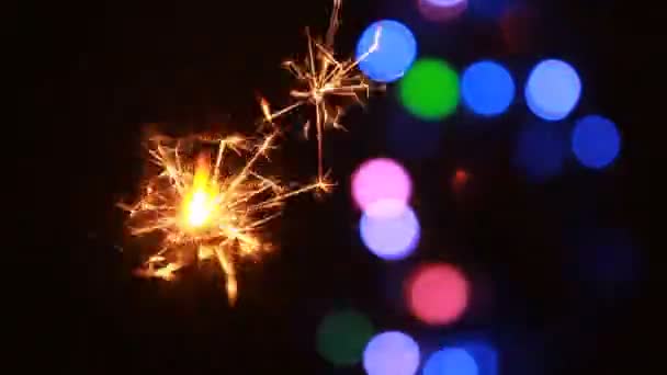 Wunderkerze und Bokeh Lichter Hintergrund — Stockvideo