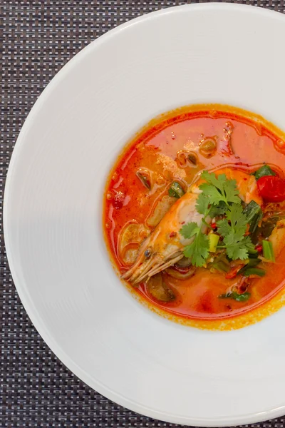 Tom yum goong oder würzige Suppe mit Garnelen. Thailändisches Essen — Stockfoto