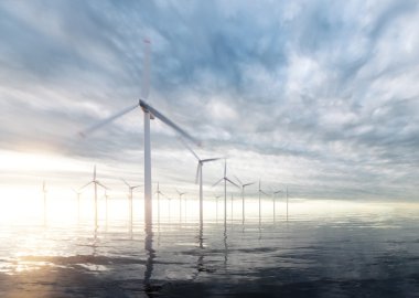 Offshore rüzgar türbinleri ile arka planda günbatımı fırtınalı gökyüzü
