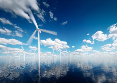 Offshore rüzgar türbinleri sakin öğleden sonra kısmen bulutlu gökyüzü ile