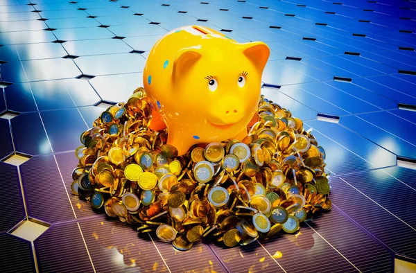 Piggy bank met fotovoltaïsche. — Stockfoto