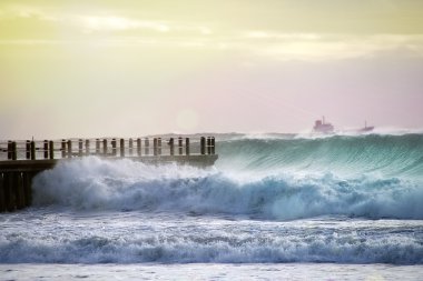 Yüksek gelgit Durban Pier içine