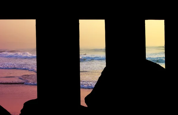 Bajo el muelle en la playa —  Fotos de Stock