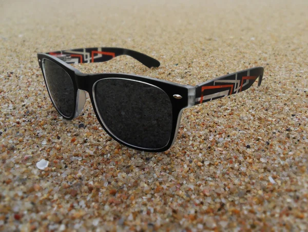 Sonnenbrille auf Sand am Strand — Stockfoto