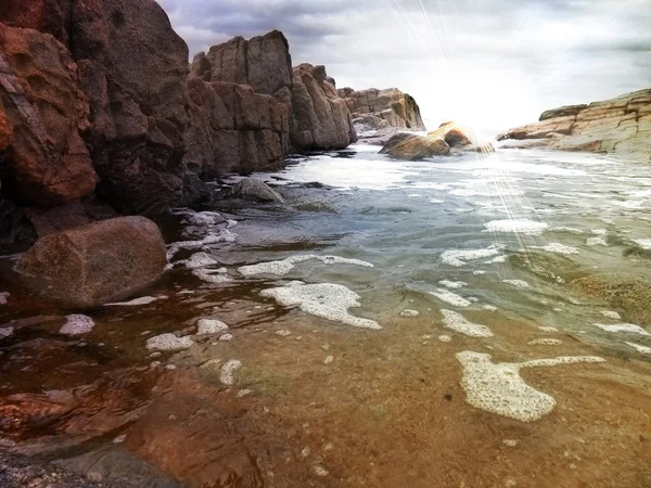 干潮のビーチの岩の多い海岸 — ストック写真