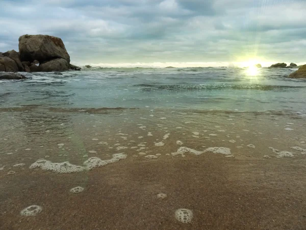 Мелководье над пляжным песком — стоковое фото