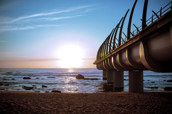 Umhlanga pier in durban südafrika im sonnenuntergang lizenzfreie Stockfotos