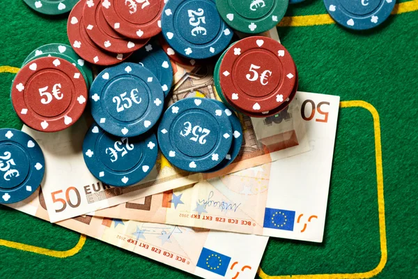 Pokerchips und Scheine. — Stockfoto