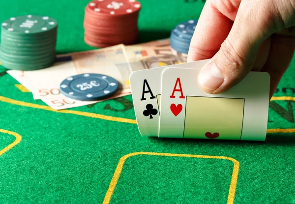 Dois ases em uma mesa de poker . — Fotografia de Stock